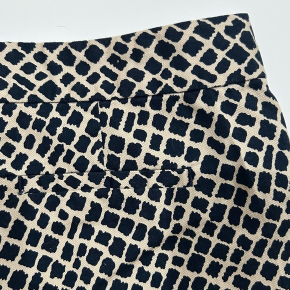 Banana Republic Geometric Navy & Tan Patterned Chino Shorts with pockets size 2 - Picture 6 of 11